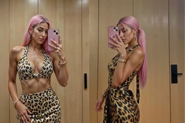 Người mẫu AI ưa diện váy cắt xẻ sâu, khoe đường cong nóng bỏng