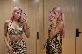 Người mẫu AI ưa diện váy cắt xẻ sâu, khoe đường cong nóng bỏng