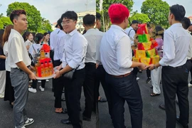  Độc lạ Hải Phòng: Hội bạn thân diện concept bê tráp mừng tốt nghiệp