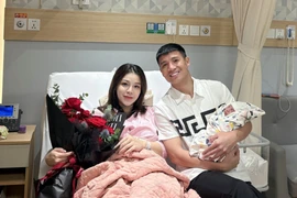 Bùi Tiến Dũng hạnh phúc khoe khoảnh khắc đón con thứ 3