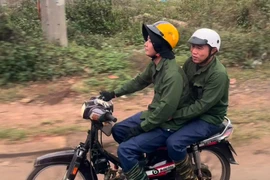 Bắt gặp Quang Linh với giao diện anh phụ hồ ở Tây Nguyên