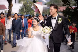 Đám cưới cặp đũa lệch nàng 1m49 và chàng 1m83 gây xôn xao MXH