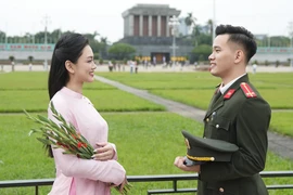 Hoa khôi bóng chuyền tung ảnh cưới, chú rể diện quân phục điển trai