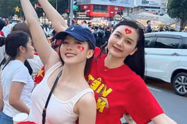 Thiều Bảo Trâm cùng chị gái lên đồ đi xem diễu binh 30/4