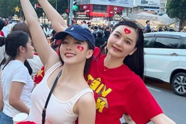 Thiều Bảo Trâm cùng chị gái lên đồ đi xem diễu binh 30/4