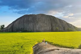 Trở lại miền quê yên bình với với núi đá, đồng xanh bát ngát