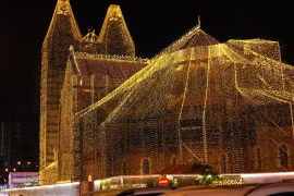 Khung cảnh lung linh của nhà thờ Đức Bà trước thềm Giáng sinh