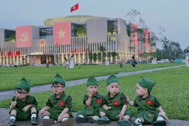 Các “búp măng non” check-in lăng Bác nhân dịp Đại lễ 30/4