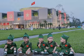 Các “búp măng non” check-in lăng Bác nhân dịp Đại lễ 30/4