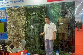 Tới Triển lãm Quốc phòng quốc tế VN, Độ Mixi xuất trình "thẻ lạ"