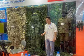 Tới Triển lãm Quốc phòng quốc tế VN, Độ Mixi xuất trình "thẻ lạ"