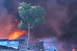 Cháy xưởng phế liệu ở Nghệ An, cột khói đen cao hàng chục mét