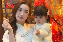 Ái nữ nhà Đỗ Mỹ Linh “chiếm spotlight” trong bộ ảnh Tết cùng mẹ