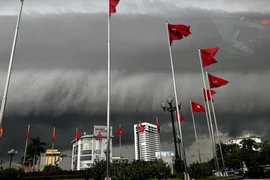  Mây sóng thần xuất hiện choán cả bầu trời Vinh, báo hiệu bão lớn