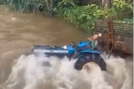 “Nín thở” xem clip người đàn ông lái xe qua dòng nước chảy xiết