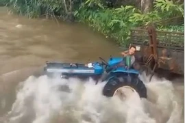 “Nín thở” xem clip người đàn ông lái xe qua dòng nước chảy xiết