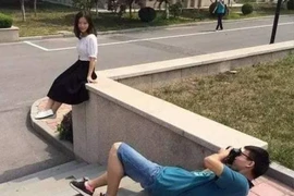 Những anh bạn trai siêu có tâm: “Lăn lộn” chụp ảnh cho bạn gái!