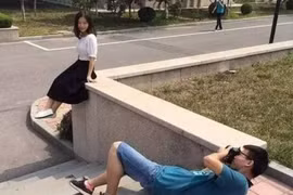 Những anh bạn trai siêu có tâm: “Lăn lộn” chụp ảnh cho bạn gái!