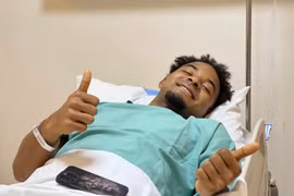 Sau ca phẫu thuật, Xuân Son vẫn giữ vững nụ cười