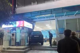 Nghệ An: Ô tô mất lái lao vào phòng giao dịch ngân hàng