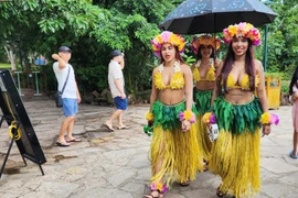 Du khách ngoại quốc thích trải nghiệm cáp treo qua Hòn Thơm