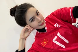 “Bạn gái” Vũ Văn Thanh diện số áo bạn trai cổ vũ từ xa