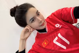 “Bạn gái” Vũ Văn Thanh diện số áo bạn trai cổ vũ từ xa