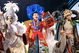 Hoa hậu Xuân Hạnh gây bùng nổ tại Miss Cosmo