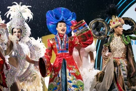 Hoa hậu Xuân Hạnh gây bùng nổ tại Miss Cosmo