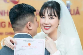 Ly hôn 7 tháng, MC Mai Ngọc khoe giấy kết hôn với doanh nhân