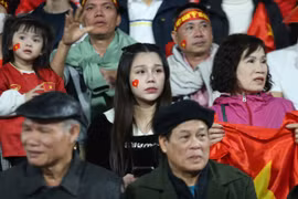 Dàn WAGs của ĐT Việt Nam cổ vũ hết mình trên khán đài