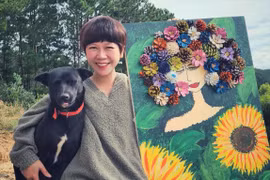 Cô nàng tóc tém “vẽ tranh” bằng quả thông kiếm tiền triệu