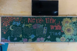 Báo bảng các em học sinh mừng 20/11 mà ngỡ của họa sỹ