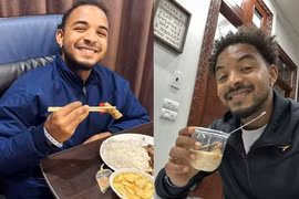 Vợ chồng Xuân Son “hòa tan” với những món ăn dân dã Việt Nam