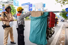 Để hàng hóa che biển số, nhiều người ngỡ ngàng khi bị phạt
