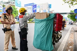 Để hàng hóa che biển số, nhiều người ngỡ ngàng khi bị phạt