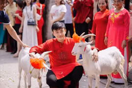 Độc lạ đám cưới chú rể mang dê đi hỏi vợ