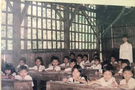 Loạt ảnh lớp học xưa bàn sờn, ghế mẻ khiến người xem xúc động