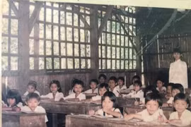 Loạt ảnh lớp học xưa bàn sờn, ghế mẻ khiến người xem xúc động