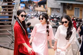 Hội chị em rủ nhau đi chợ, diện áo dài chụp ảnh Tết