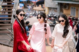Hội chị em rủ nhau đi chợ, diện áo dài chụp ảnh Tết