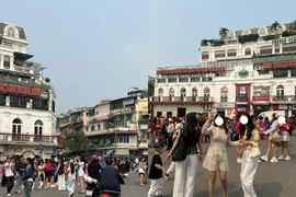 “Hàm cá mập” thất thủ khi người người nhà nhà đổ xô check-in