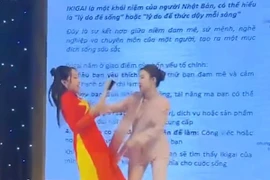 Netizen ngỡ ngàng trước màn diễn thuyết “người đọc, người xô” trên sân khấu