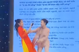 Netizen ngỡ ngàng trước màn diễn thuyết “người đọc, người xô” trên sân khấu