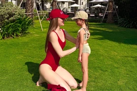 Con gái Hồ Ngọc Hà ra dáng mẫu nhí trong ảnh chụp cùng mẹ