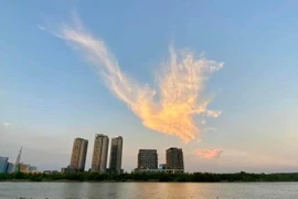 Xuất hiện đám mây “phượng hoàng lửa” trên bầu trời TP.HCM