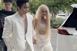 Gil Lê và Xoài Non diện đồ đôi, tay trong tay đến sự kiện