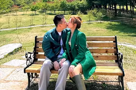 "Phú bà" Huyền Baby khoe khoảnh khắc môi chạm môi với ông xã