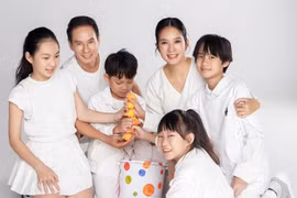 “Đạo diễn nghìn tỉ” Lý Hải khoe loạt ảnh gia đình hạnh phúc