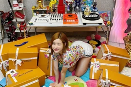 Khoe ảnh unbox loạt đồ hiệu, nữ DJ tạo dáng khiến fan đỏ mặt